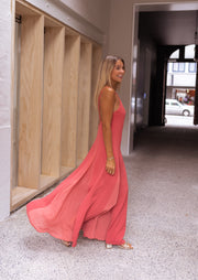 Robe longue évasée fluide portée par une femme, vue de dos, couloir, jupe longue