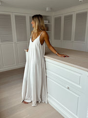Robe en lin col V portée par une femme, vue de profil, plan de travail, bretelles