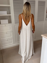 Robe en lin col V portée par une femme, vue de dos, décolleté dos en V