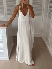 Robe en lin col V portée par une femme, vue de face, main sur le plan