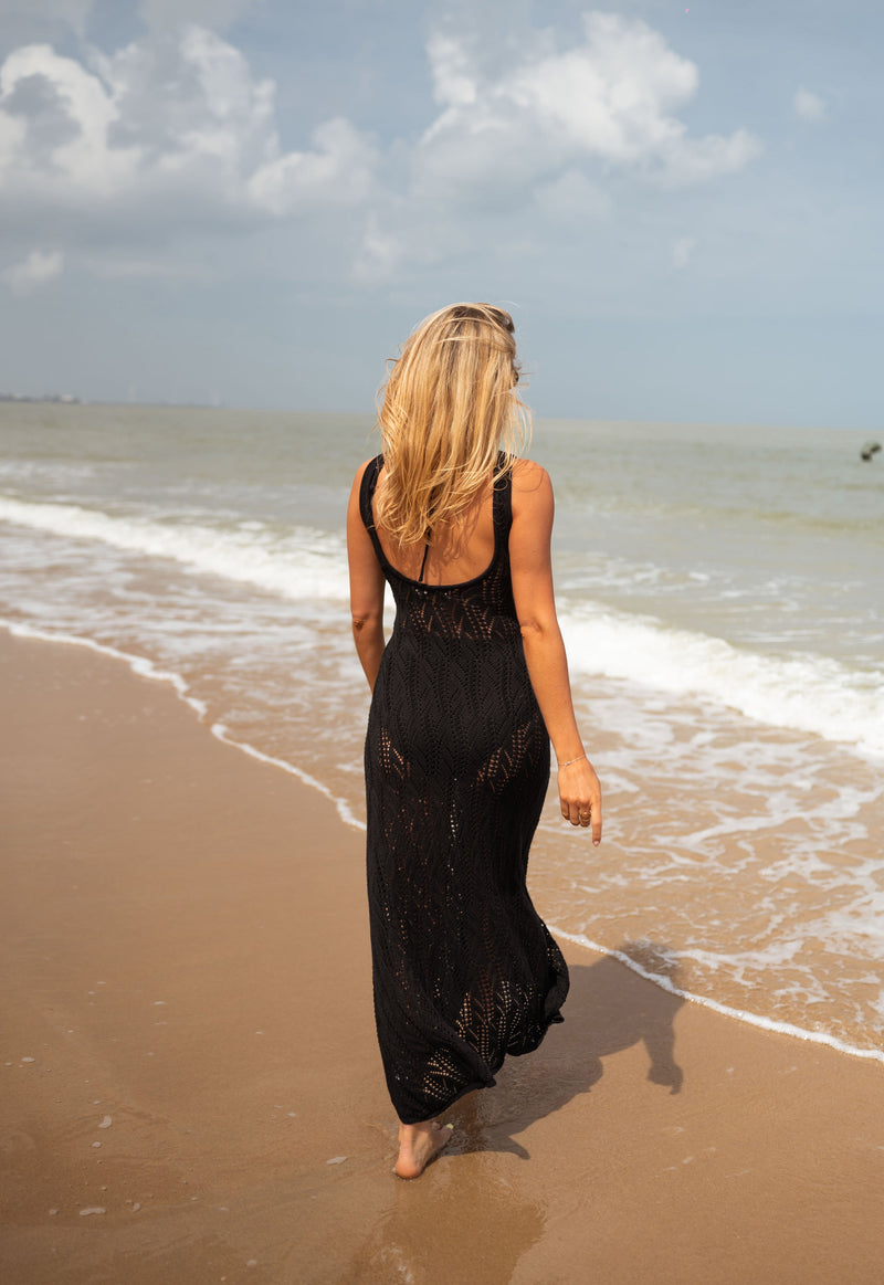 Robe crochet longue dos ouvert portée par une femme, vue de dos, mer, vagues