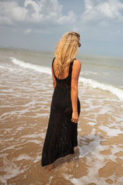Robe crochet longue dos ouvert portée par une femme, vue de dos, eau, cheveux blonds