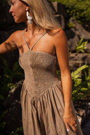Robe effet smocké à nouer portée par une femme, vue rapprochée, buste smocké, bretelle