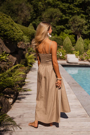Robe effet smocké à nouer portée par une femme, vue de dos, allée, piscine