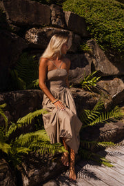 Robe effet smocké à nouer portée par une femme, silhouette entière, rochers, fougères