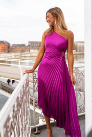 Robe plissée à taille élastique portée par une femme, vue de face, balcon, rambarde