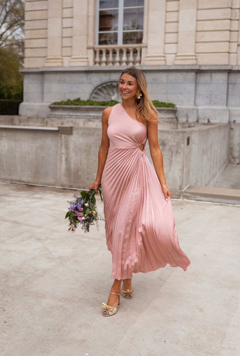 Robe plissée à ouverture latérale portée par une femme, vue de face, bouquet, façade
