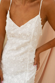 Robe courte brodée dos nu portée par une femme, vue rapprochée, bretelles fines, broderie florale