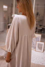 Robe longue à manches ballon portée par une femme, vue rapprochée, dos, manche ballon