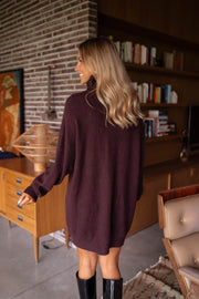 Robe pull à col roulé portée par une femme, vue de dos, bibliothèque
