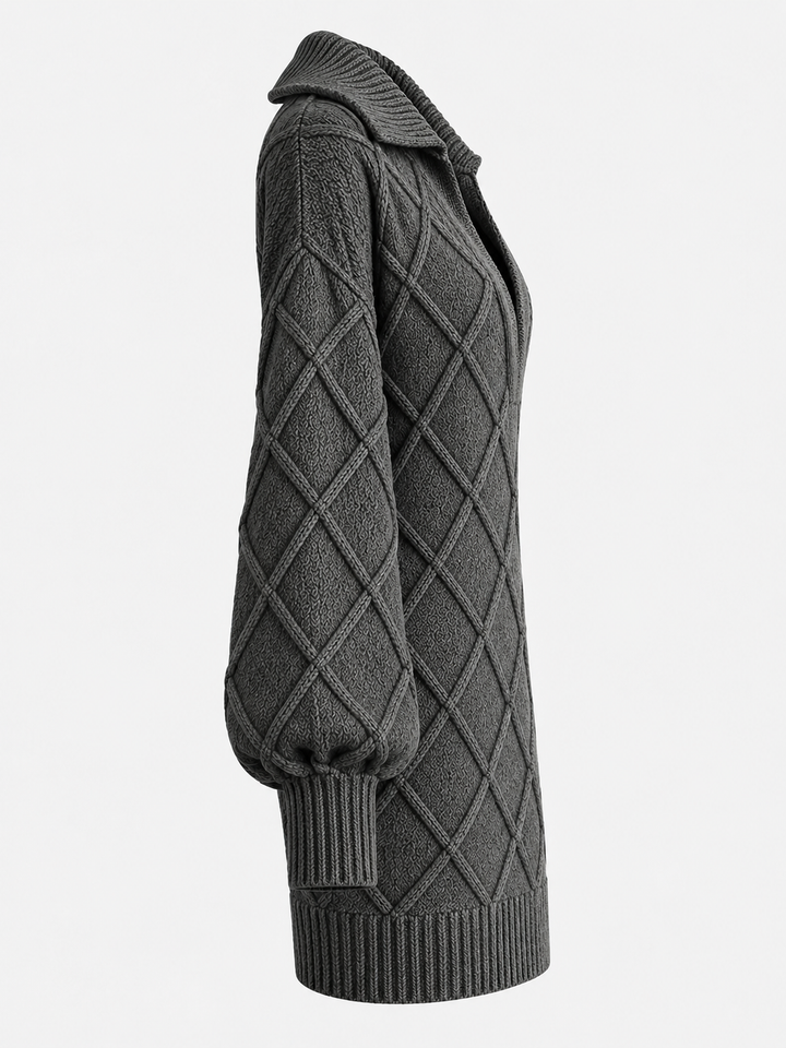 Robe-pull grise à losanges en relief, pièce isolée de profil