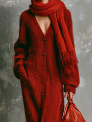 Détail de la robe rouge portée : col en V, cinq boutons, manches longues et franges de l’écharpe.