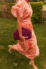 Robe lurex à manches courtes portée par une femme, en marchant, pelouse, manches bouffantes