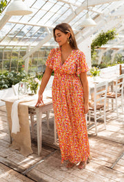 Robe lurex à manches courtes portée par une femme, vue de face, serre, table dressée