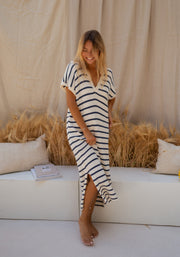 Robe longue rayée effet maille portée par une femme, vue de face, foin, canapé
