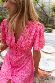 Robe boutonnée à col V portée par une femme, vue rapprochée, boutons, décolleté V
