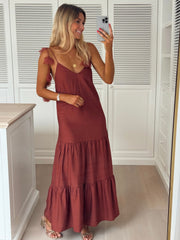 Robe fluide à bretelles fleuries portée par une femme, vue de face, selfie, téléphone