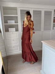Robe fluide à bretelles fleuries portée par une femme, silhouette entière, placard, jupe volantée