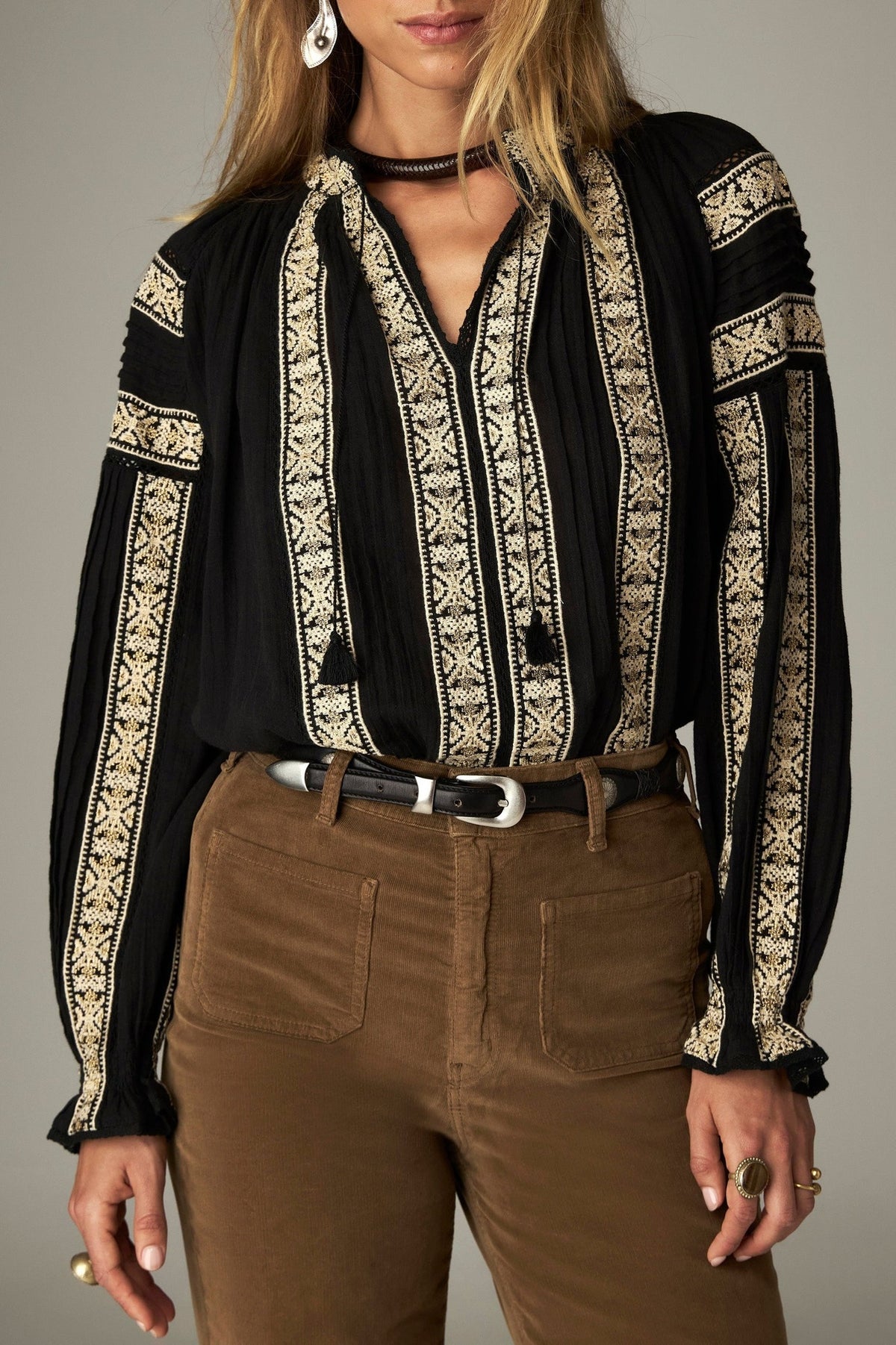 Blouse brodée à liens — silhouette de face, noire à dentelle crème
