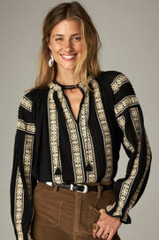 Blouse brodée à liens — vue de face, panneau brodé central