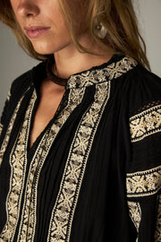 Blouse brodée à liens — gros plan du col et de la dentelle