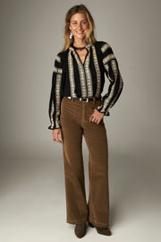 Blouse brodée à liens — vue de trois-quarts portée