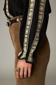 Blouse brodée à liens — détail de la manche et du poignet