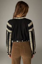 Blouse brodée à liens — vue de dos, fronces aux épaules