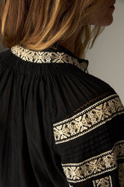 Blouse brodée à liens — détail broderie à l'épaule
