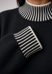 Robe pull longue noire — col rayé