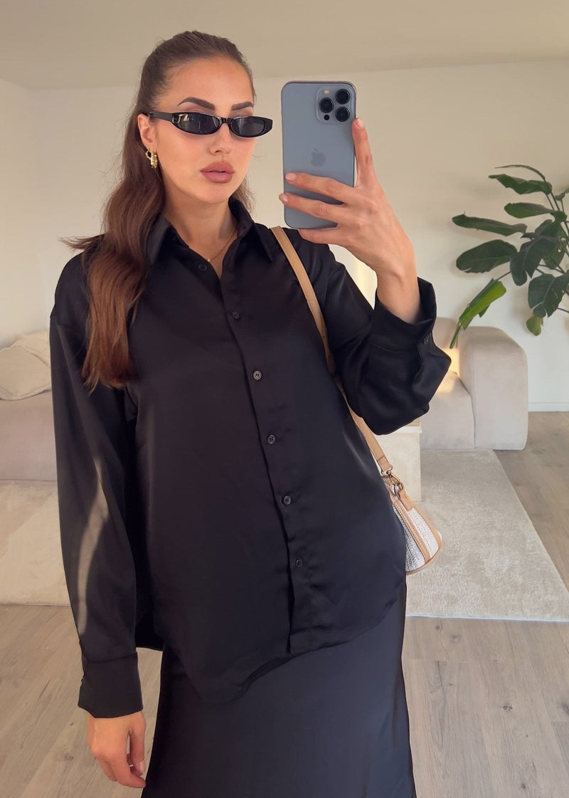 Blouse satinée noire, vue portée de face