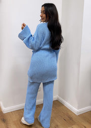 Ensemble cardigan kaki bleu clair — vue portée de dos, version bleu clair, regard par-dessus l'épaule