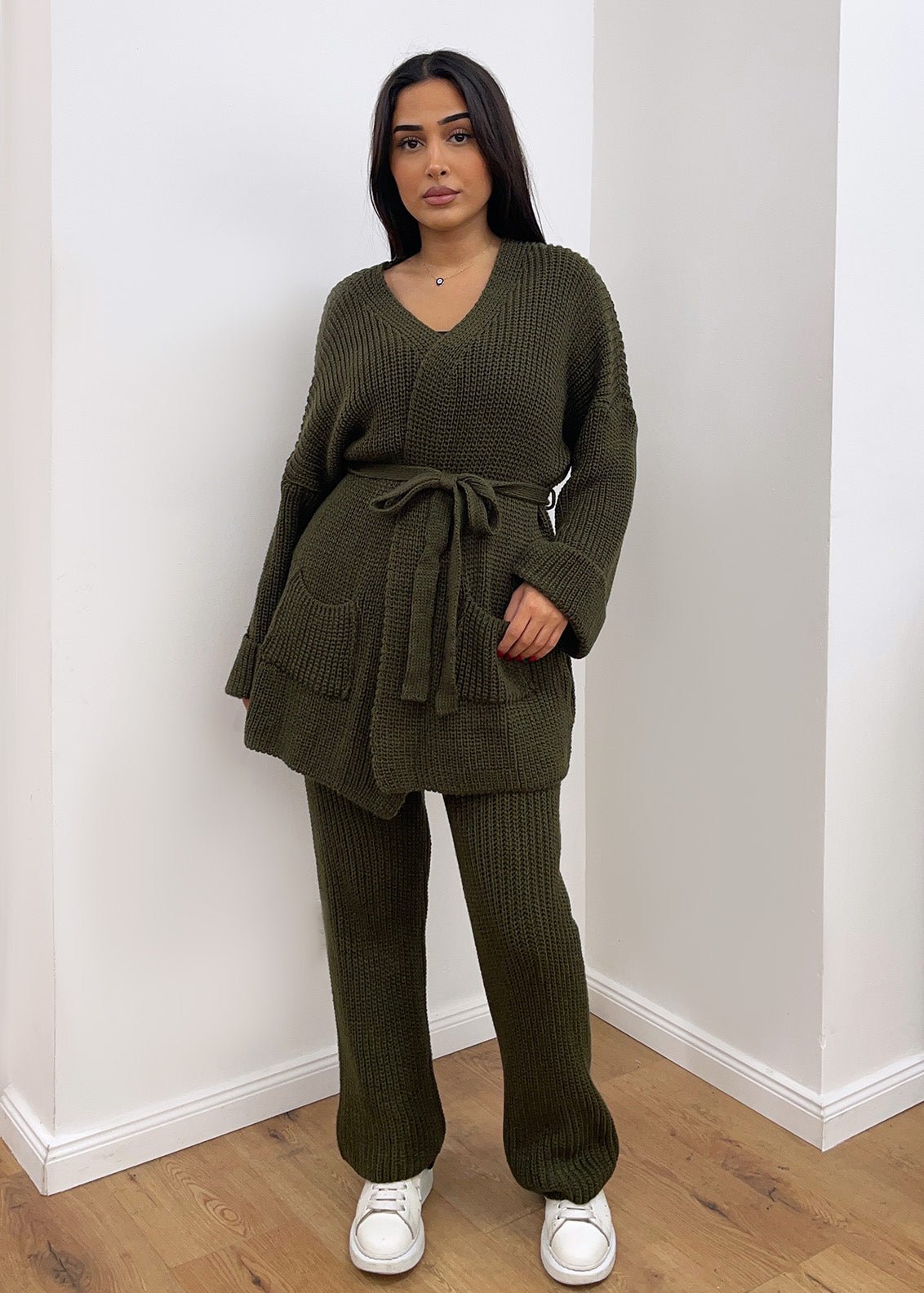 Ensemble cardigan kaki bleu clair — vue portée en pied, version kaki, de face