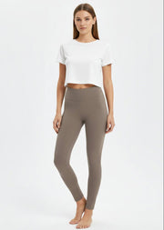 Legging taupe clair à taille haute, vue portée de face