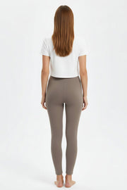Legging taupe clair à taille haute, vue portée de dos