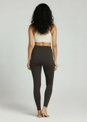 Legging sculptant brun foncé, vue portée de dos