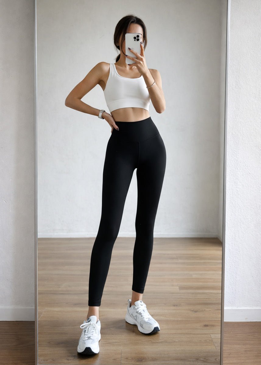 Legging sculptant noir, vue portée de face
