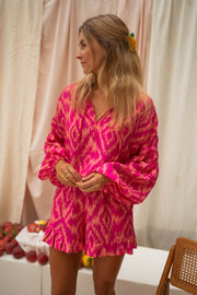 Short fluide à volants porté par une femme, silhouette entière, rideau, ensemble rose