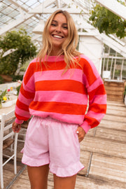 Short pyjama à volants porté par une femme, vue de face, pull rayé, serre