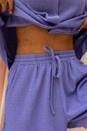 Short court fluide porté par une femme, vue rapprochée, cordon de serrage, taille