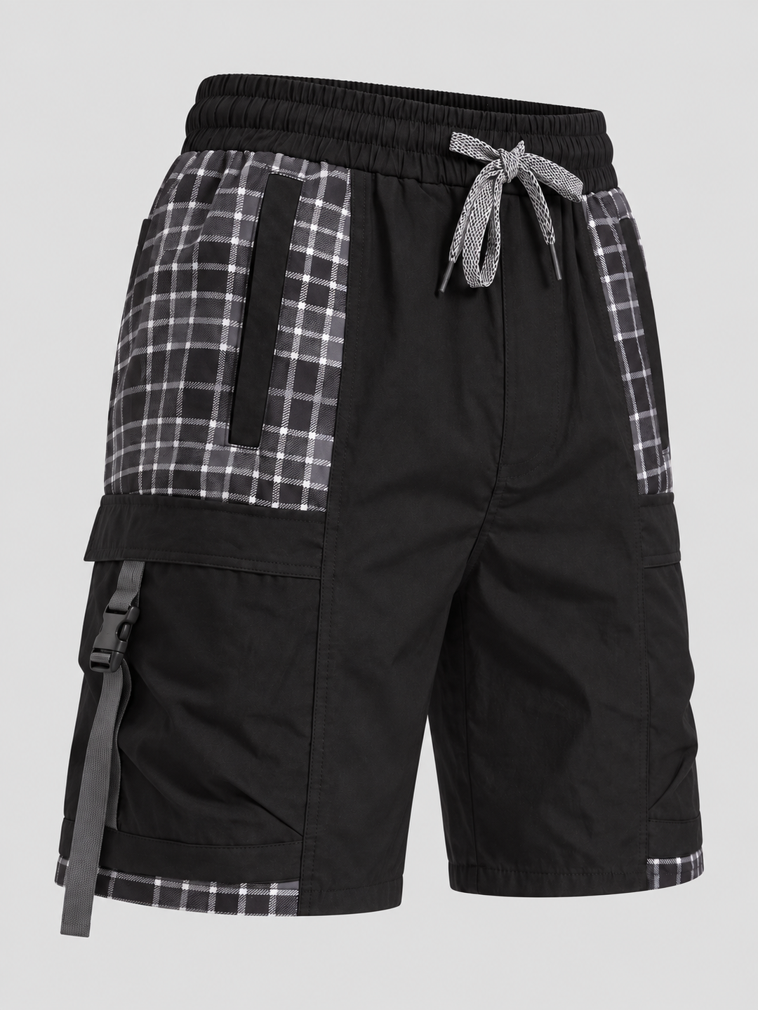 Short cargo noir à carreaux isolé, vue de trois quarts