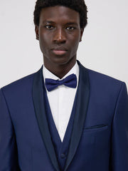 Smoking slim bleu indigo — gros plan buste, revers et nœud papillon