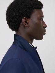 Smoking slim bleu indigo — vue portée de profil, épaule et col
