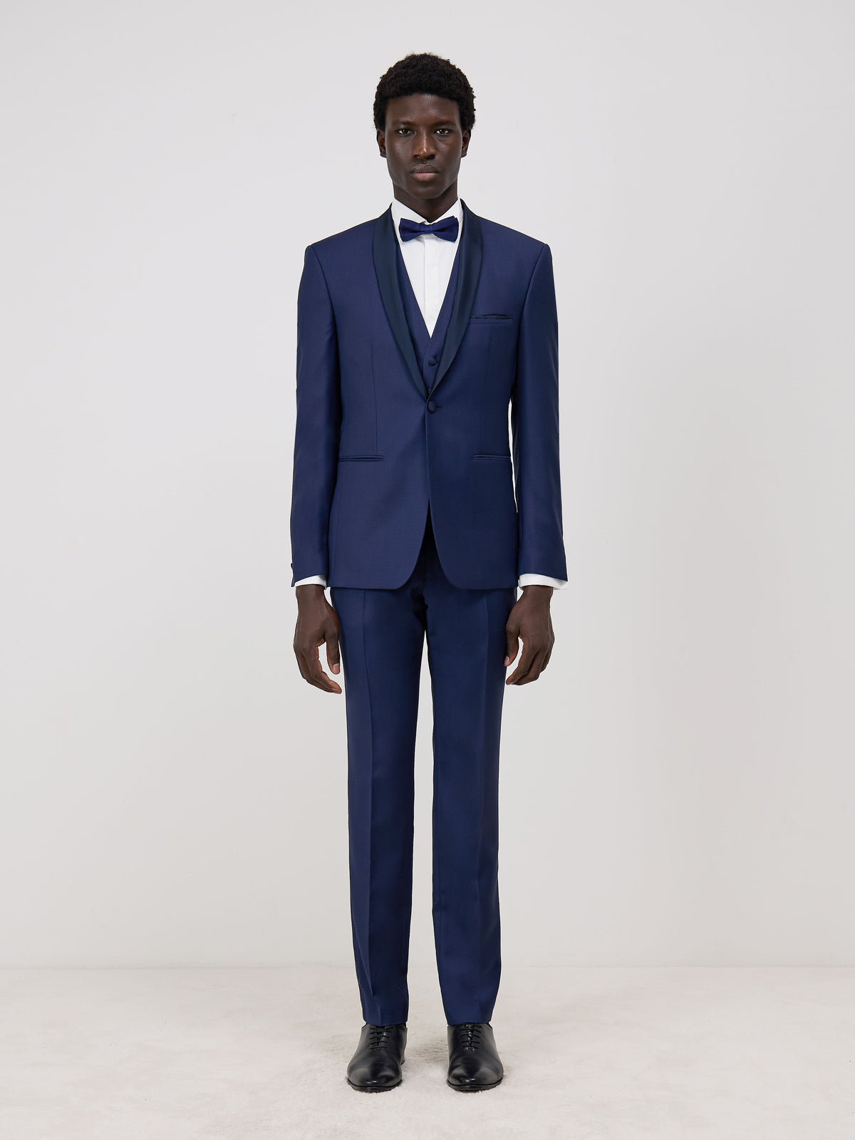 Smoking slim bleu indigo — vue portée en pied, de face