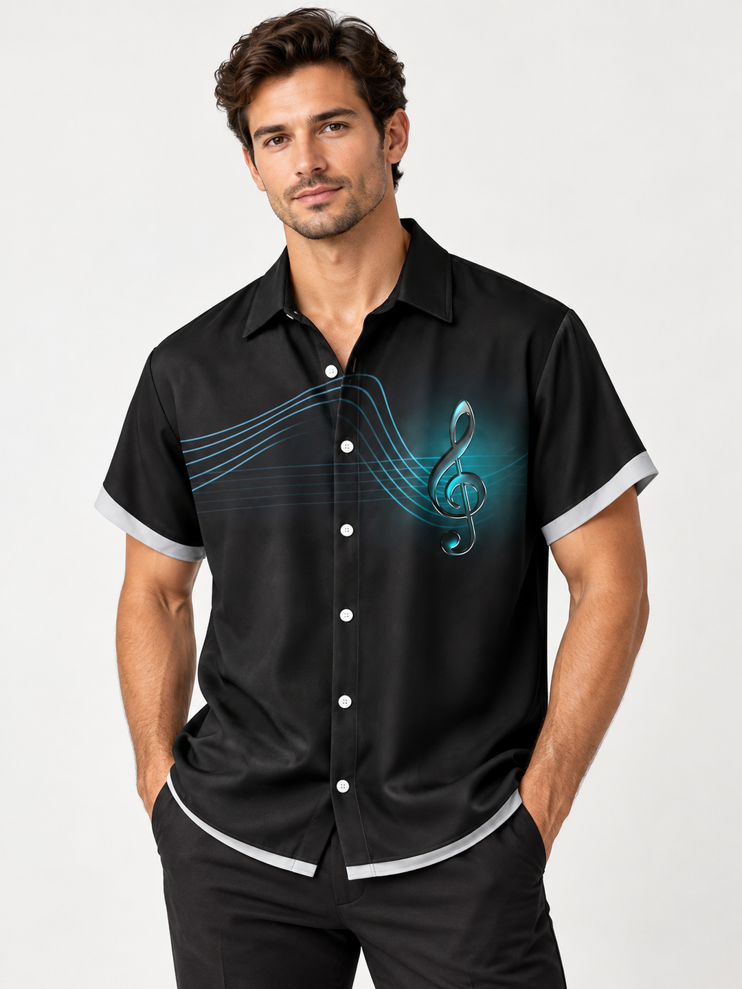 Modelo adulto com camisa preta estampada com clave de sol, vista frontal.