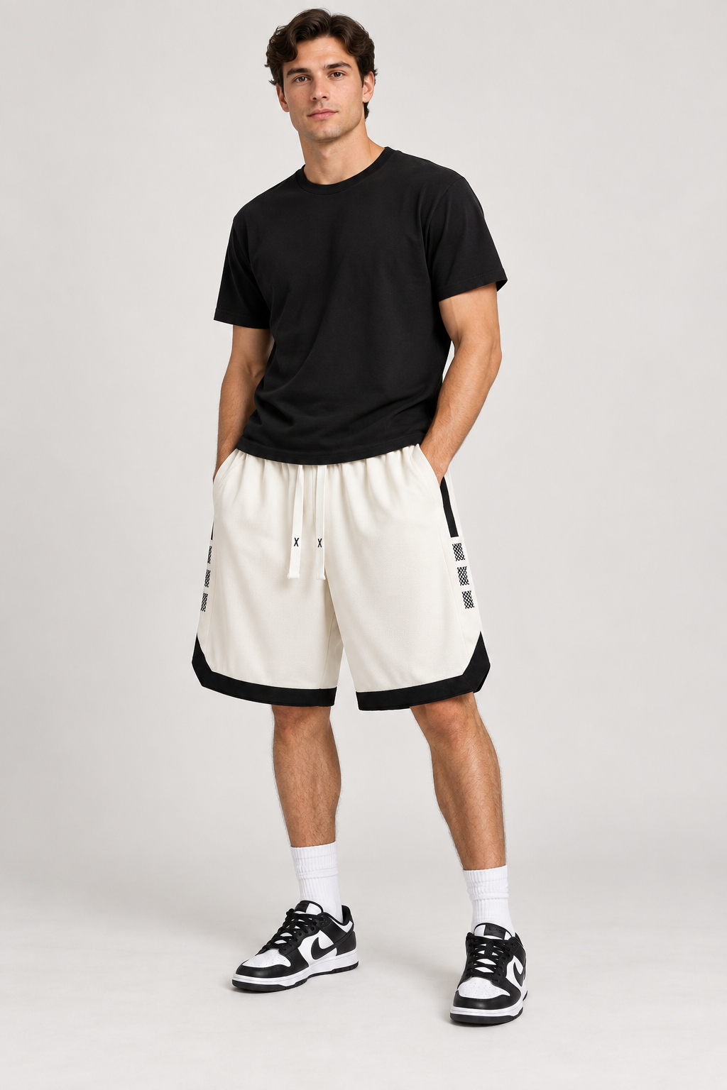 Modelo adulto com calções de basquetebol bege e preto, vista frontal.