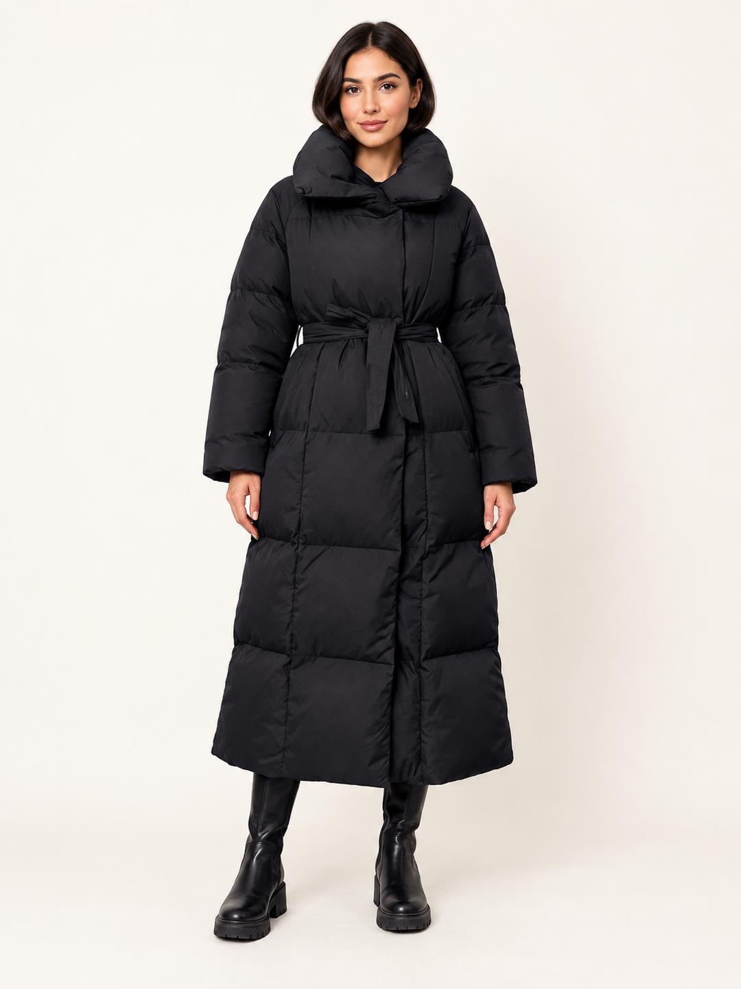 Manteau matelassé noir à large col — vue portée de face