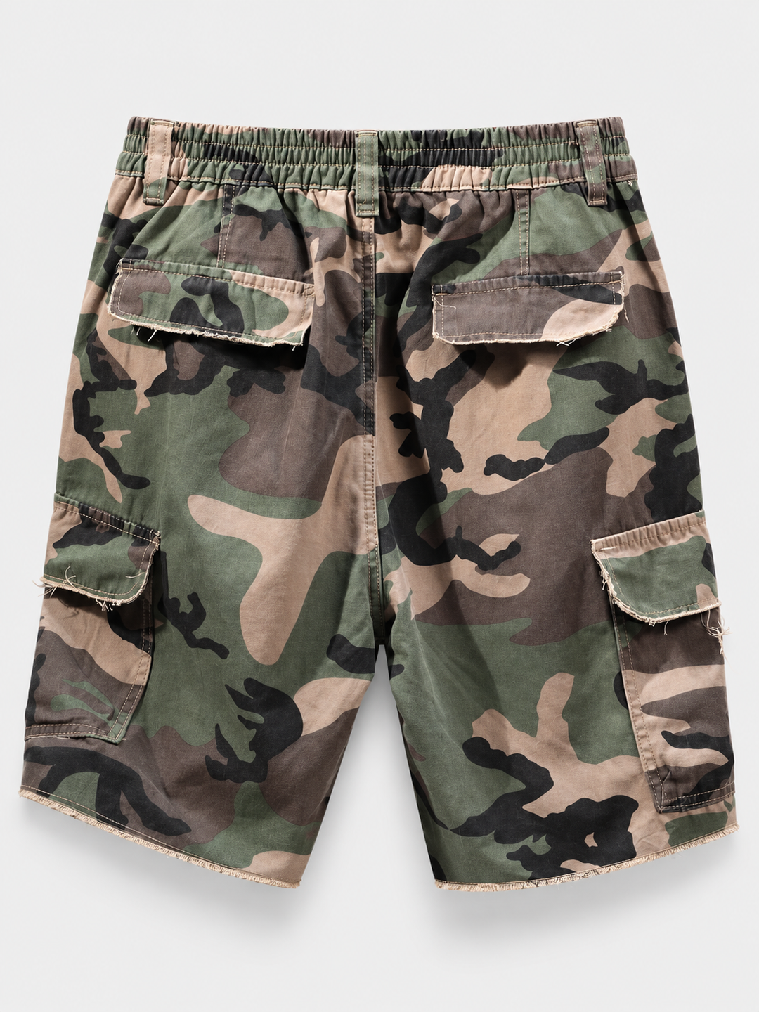Calções cargo de camuflado verde militar, bolsos traseiros e bainha desfiada, vista isolada de costas