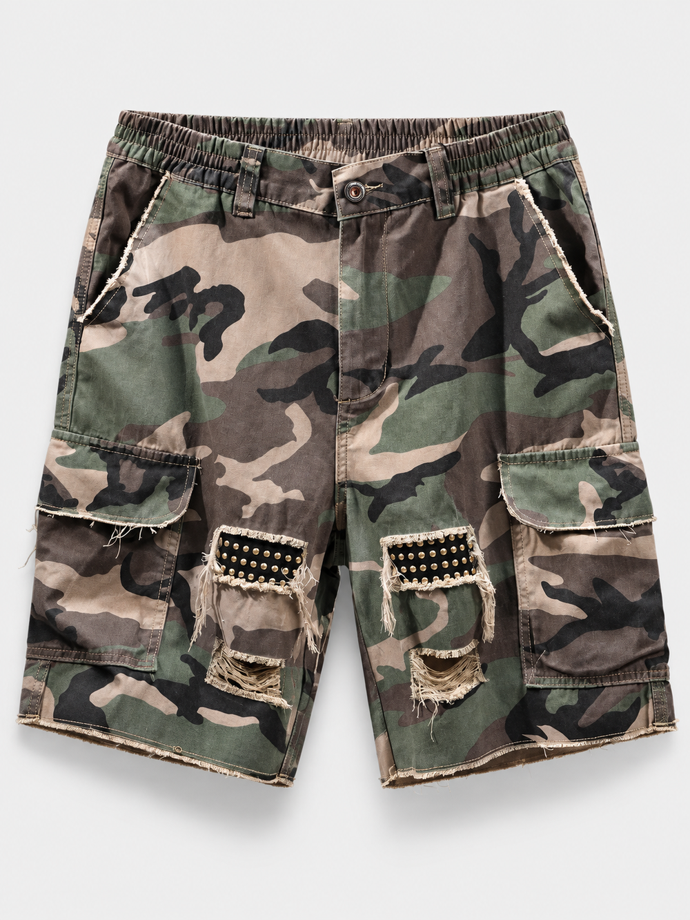Calções cargo de camuflado verde militar, bolsos com tachas e bainha desfiada, vista isolada de frente