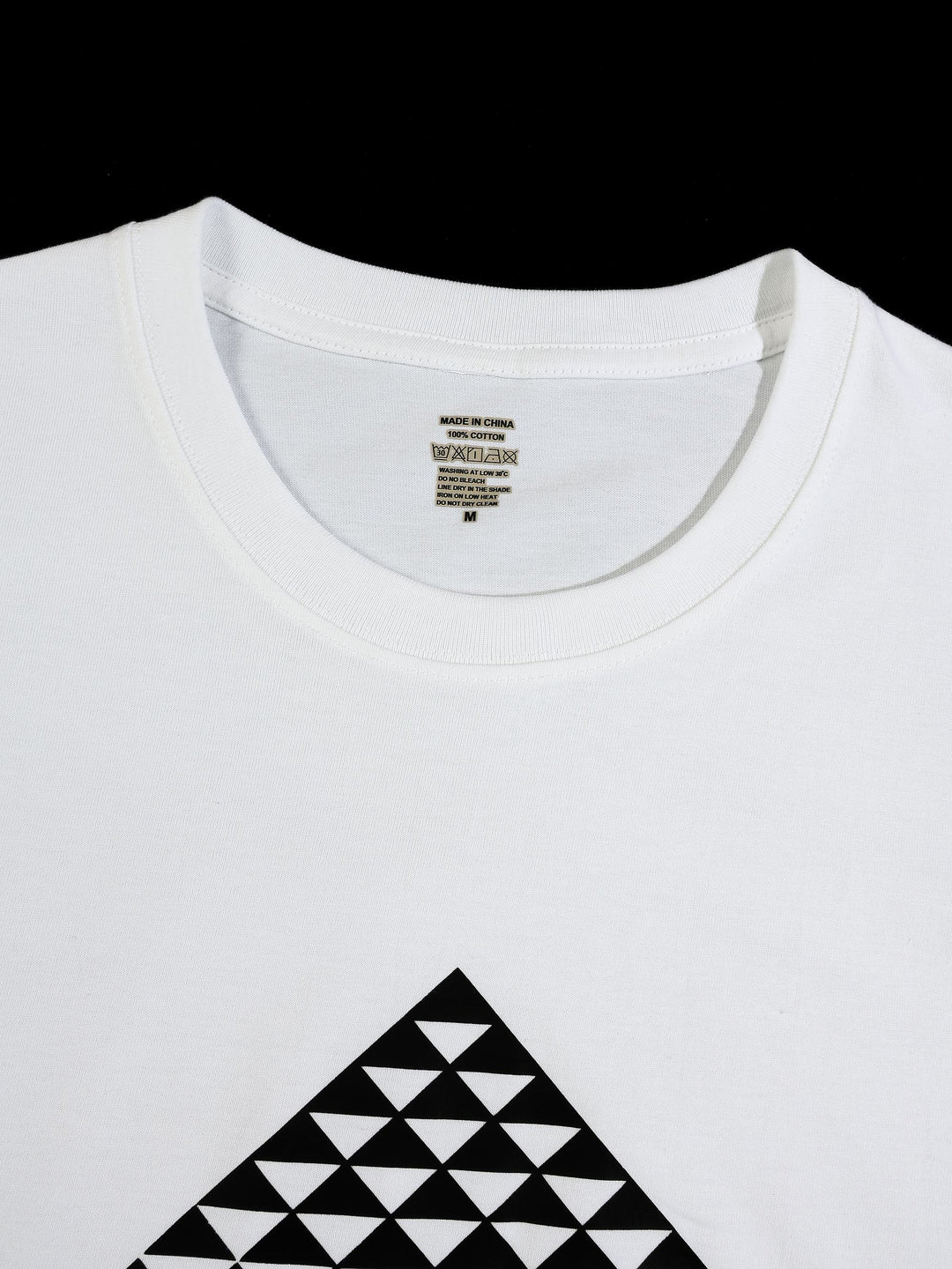 T-shirt à imprimé géométrique blanc, détail original de l'encolure